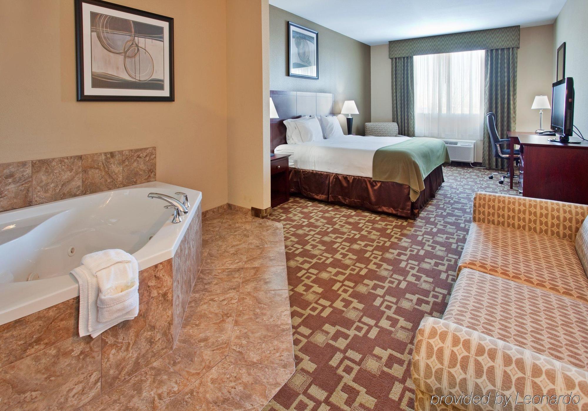 Holiday Inn Express Hotel & Suites St. Charles By Ihg Saint Charles Room photo