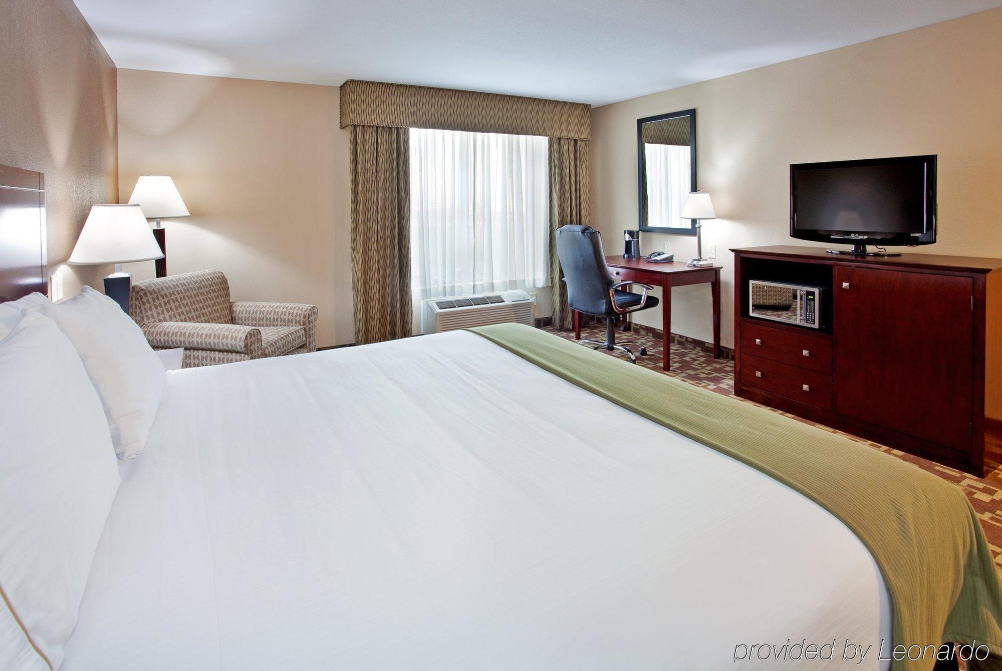 Holiday Inn Express Hotel & Suites St. Charles By Ihg Saint Charles Room photo