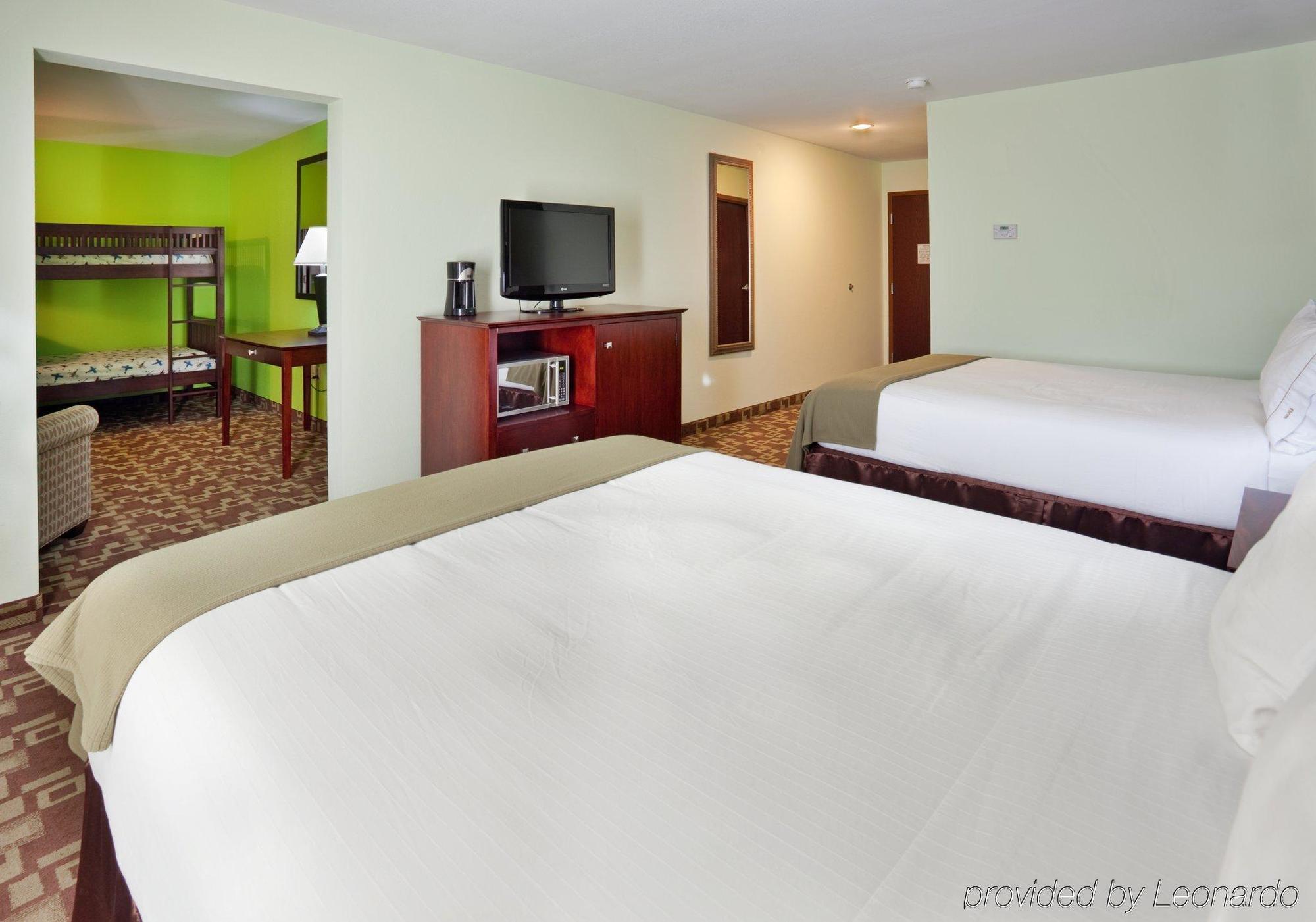 Holiday Inn Express Hotel & Suites St. Charles By Ihg Saint Charles Room photo